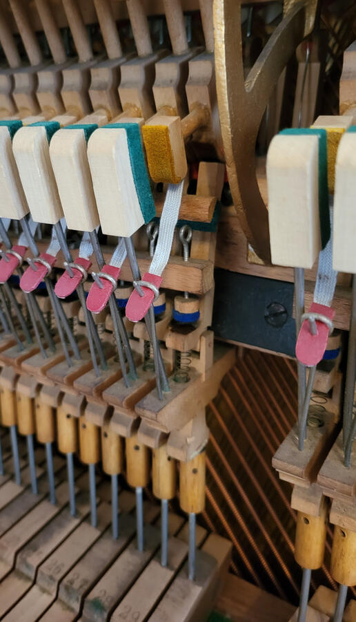 Große Klaviermechanik von vorne Große Klaviermechanik von vorne